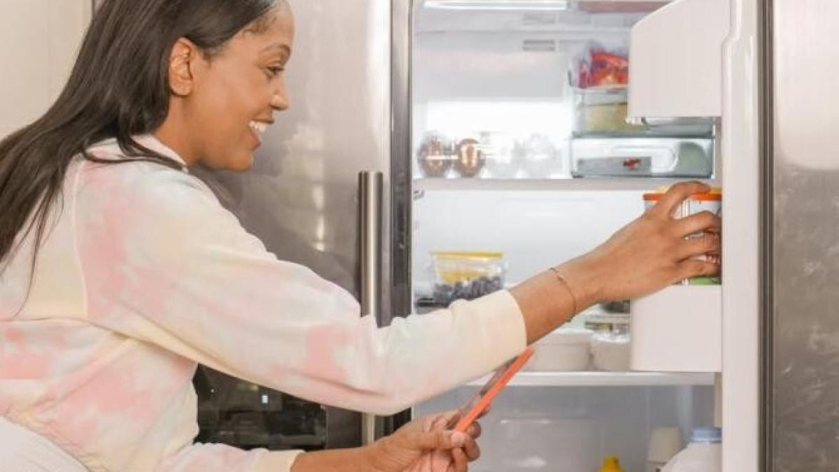 pune-un-pahar-cu-apa-cu-bicarbonat-in-frigider---un-truc-despre-care-multi-nu-stiu_80808800