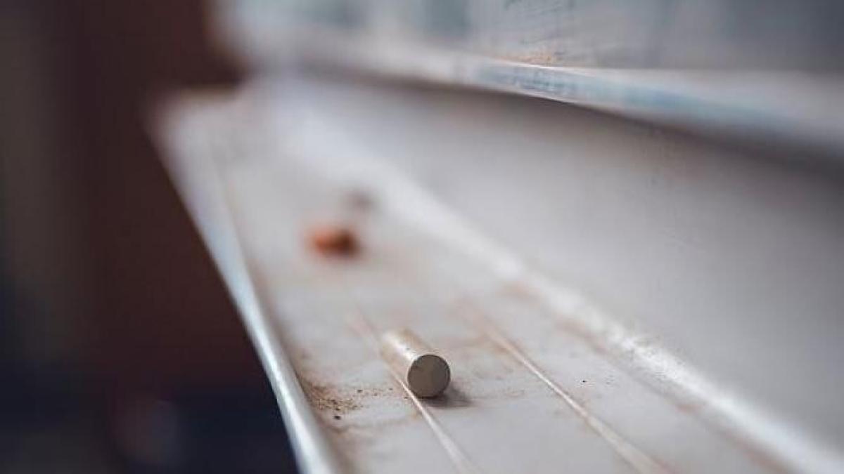 puneti-o-punga-cu-creta-macinata-in-cosul-cu-haine-murdare---umezeala-si-mirosul-vor-dispare-fara-urma_24261100