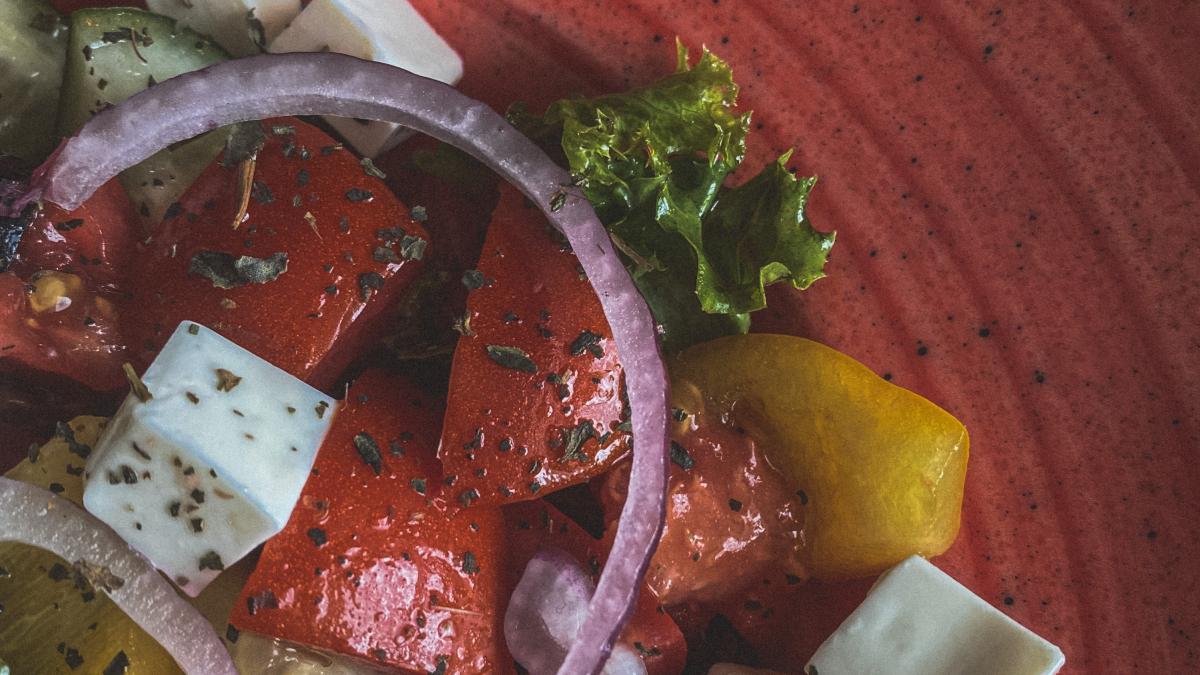 salata-de-rosii-cu-branza--reteta-vedeta-a-verii_79365100