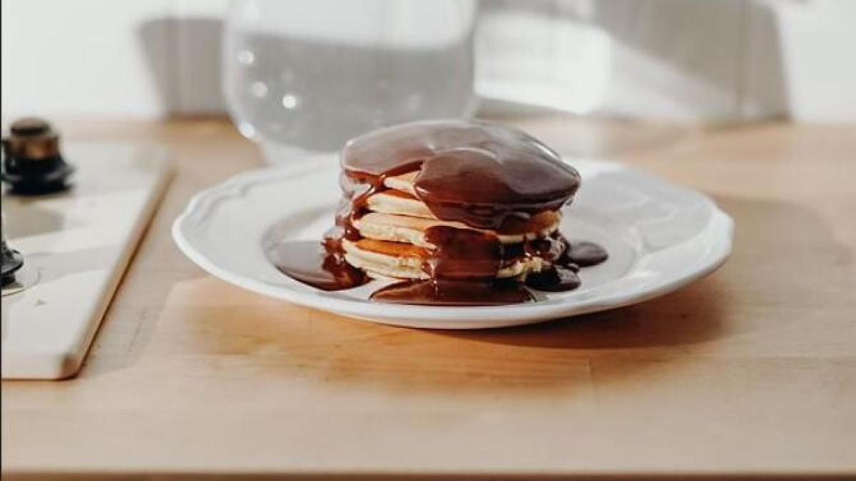 clatite-de-ciocolata---cea-mai-buna-gustare--servita-la-micul-dejun-in-weekend_51057700