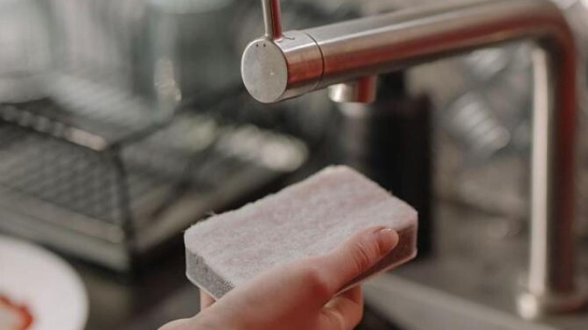 pune-un-burete-de-vase-in-masina-de-spalat---vei-rezolva--fara-efort--o-problema-enervanta--vei-fi-uimit-de-rezultat_02410500