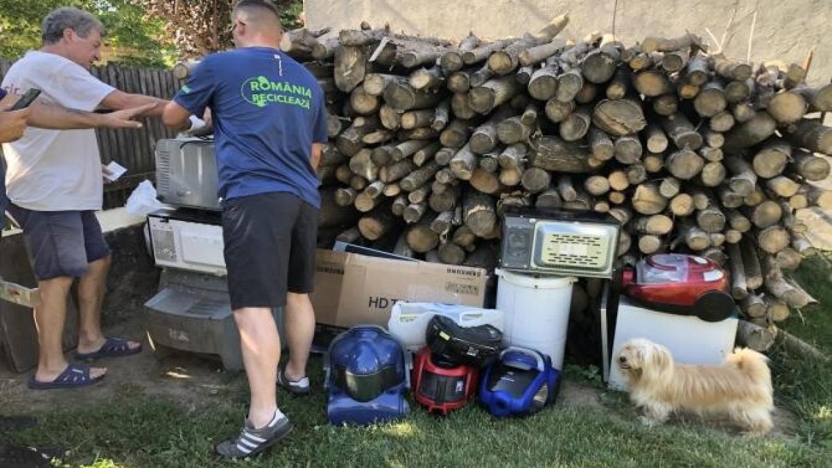 romanii-scapa-de-electrocasnicele-vechi-iar-copiii-lor-se-joaca-de-a-reciclarea-in-campania-romania-recicleaza_83830800