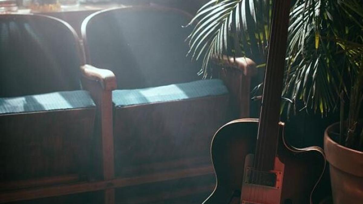 un-rocker-canadian-a-avut-parte-de-o-surpriza---si-a-regasit-in-japonia-chitara--furata-in-urma-cu-46-de-ani_88914900