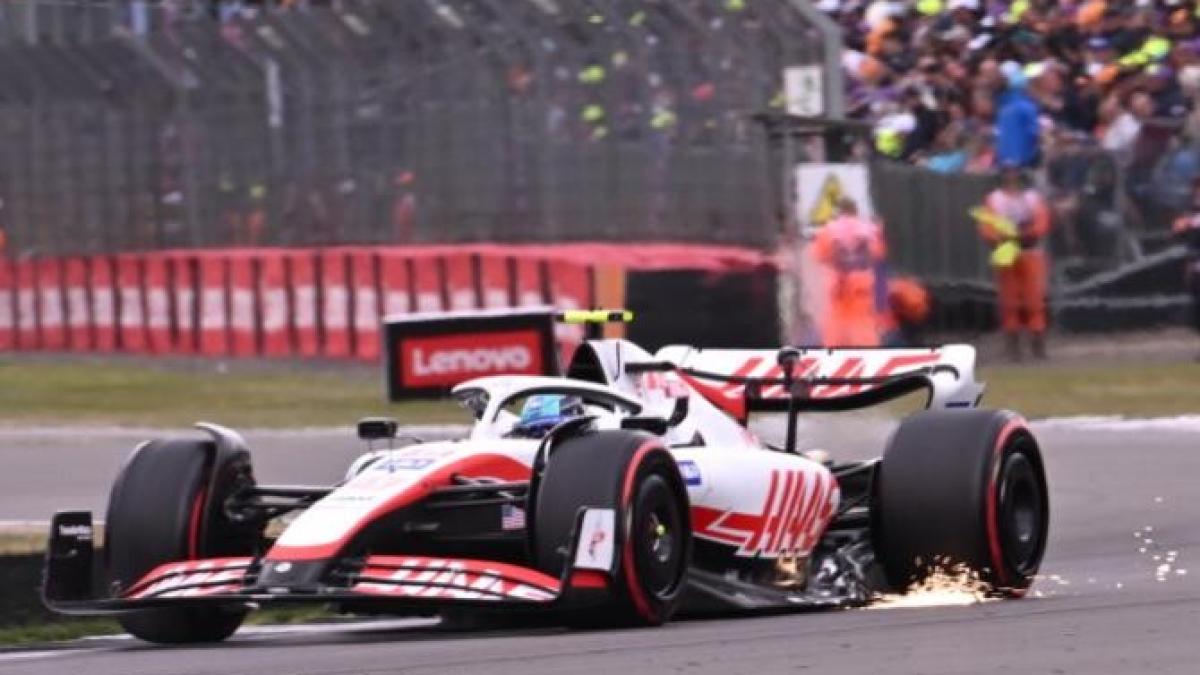 f1-accident-imediat-dupa-startul-mp-al-marii-britanii--mai-multi-piloti-au-fost-implicati_62369300