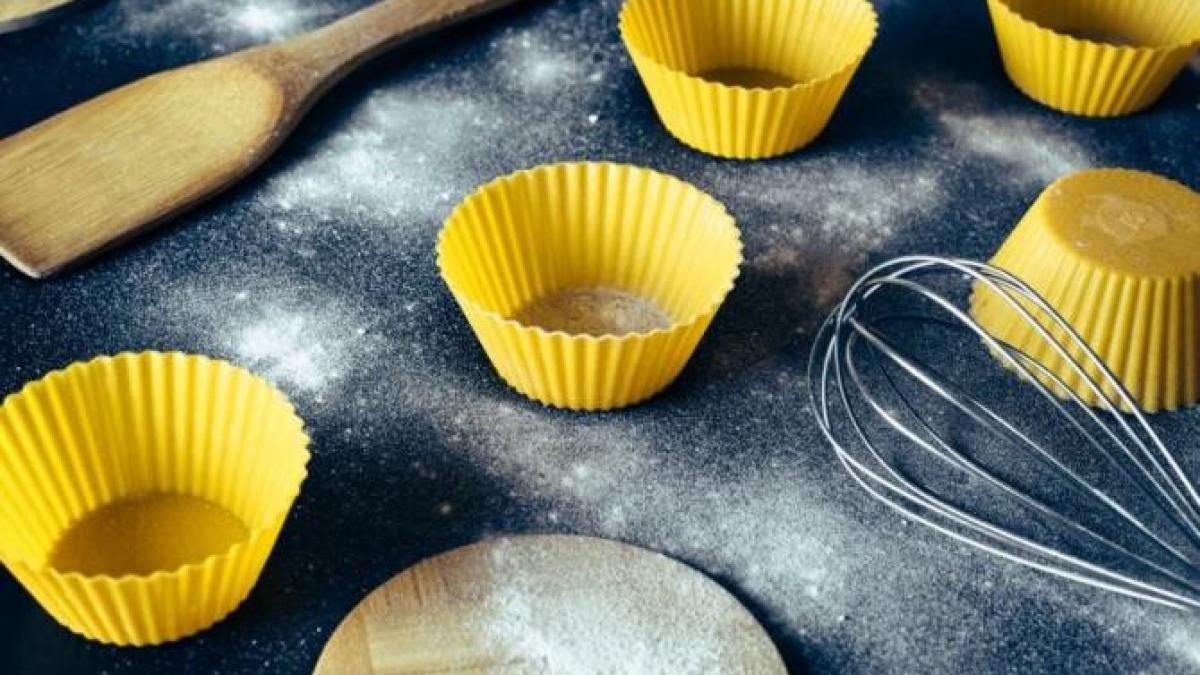 formele-de-copt-din-silicon--murdare-de-grasime-si-resturi-de-aluat--pot-fi-curatate-rapid-cu-aceasta-metoda_80764400