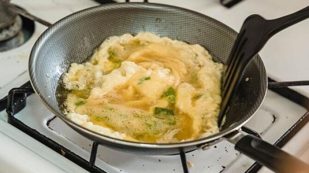 omleta-frageda-si-gustoasa--preparata-fara-ulei---este-gata-in-cateva-minute-si-dispare-rapid-din-farfurii_06121200