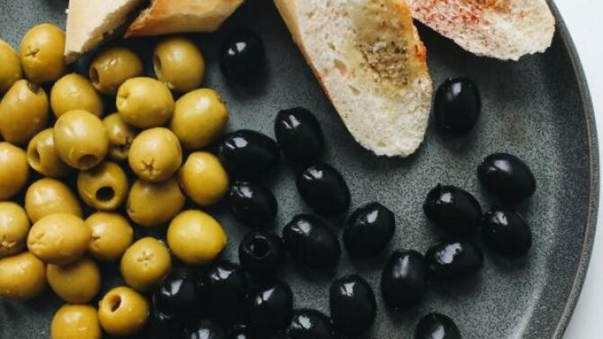 nu-mai-aruncati-saramura-din-borcanul-cu-masline---acest-lichid-inlocuieste-un-produs-scump_34502300