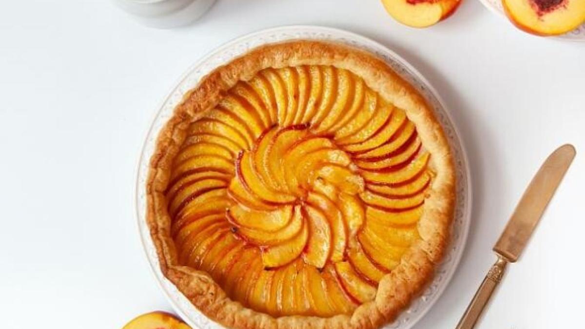 desert-din-branza-de-vaci-si-piersici--excelent-de-a-fi-servit-intr-o-zi-fierbinte-de-vara_53412200