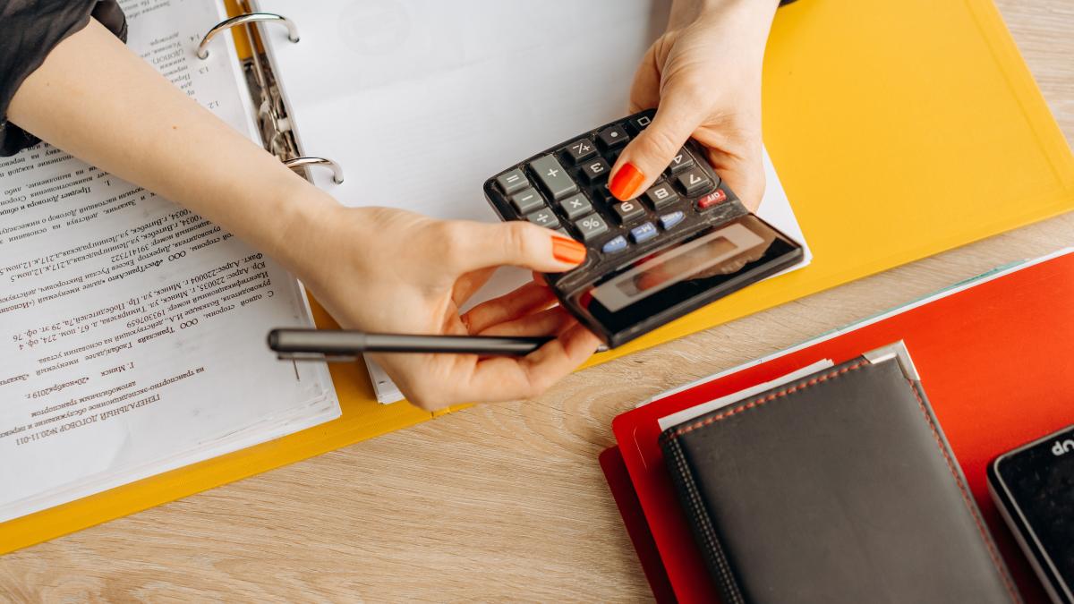 romanii-zic-pas-investitiilor--salariul--cea-mai-importanta-sursa-de-venit--pe-ce-isi-cheltuie-banii_79566100