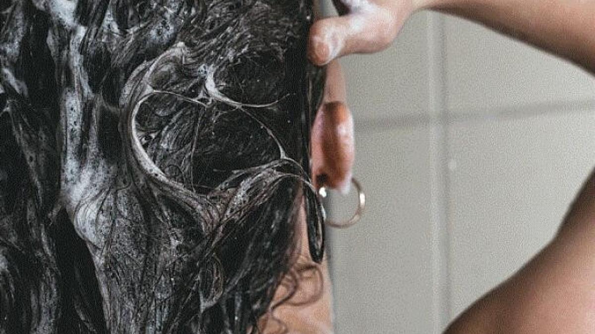 cum-sa-ti-speli-parul-fara-sampon--folosind-doar-produse-naturale-din-camara_66052100