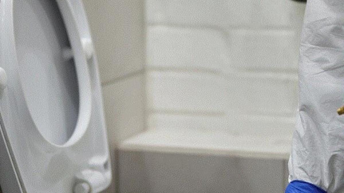 gospodinele-pricepute-pun-sapun-solid-in-rezervorul-vasului-de-toaleta----trucul-te-scapa-de-mirosurile-urate_05908900