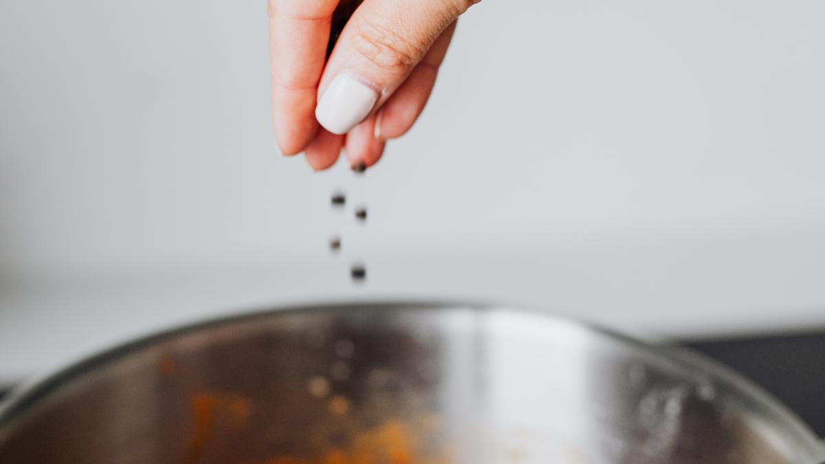 mancare-taraneasca-de-cartofi-cu-gogosari--in-sos-de-rosii--reteta-pe-care-o-poate-prepara-oricine_28351700