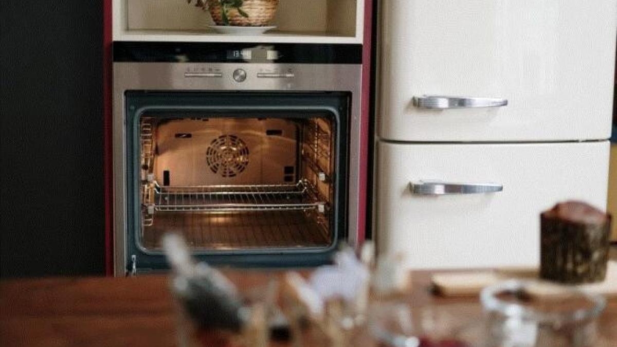 peretii-cuptorului-sunt-acoperiti-cu-grasime-arsa--luati-un-pumn-de-sare-si-veti-obtine-un-rezultat-incredibil_45712700