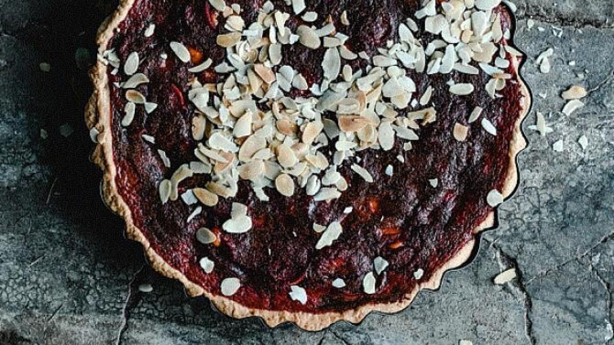 tarta-cu-prune---o-reteta-aromata--pe-care-o-vei-adora-se-face-rapid-si-usor_17313700