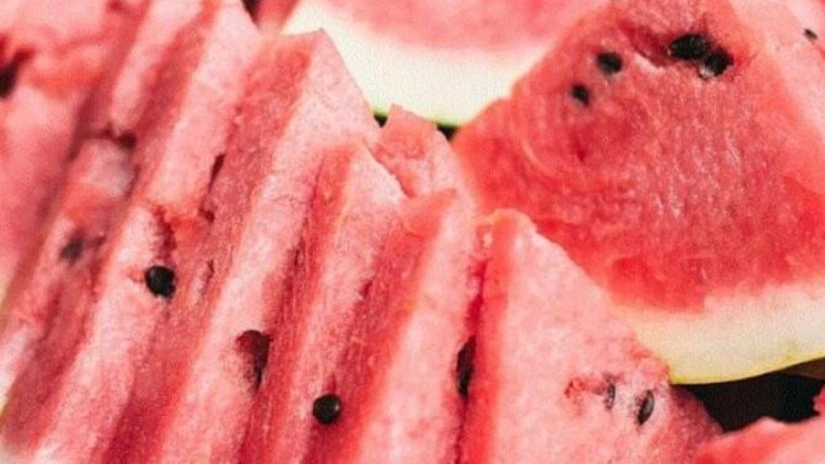 cum-se-pastreaza-pepenele-verde-in-prc-e2prc-80prc-8bprc-e2prc-80prc-8bfrigider-si-congelator----trucurile-care-ii-pastreaza-prospetimea-si-gustul_54740800