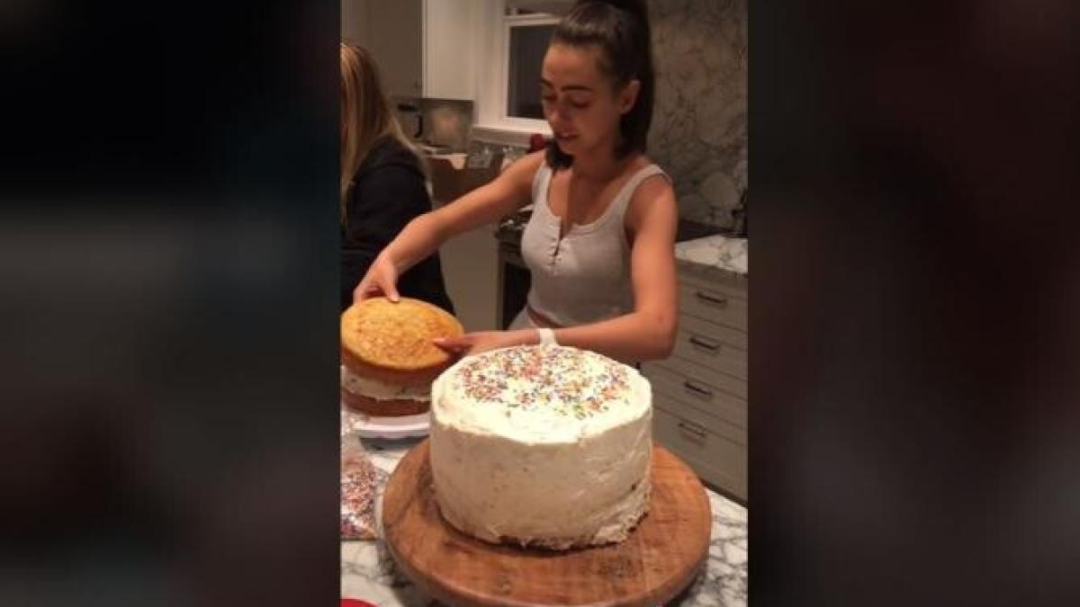 o-mireasa-a-ales-sa-isi-faca-tortul-pentru-nunta--starnind-mirarea-pe-internet_40218800