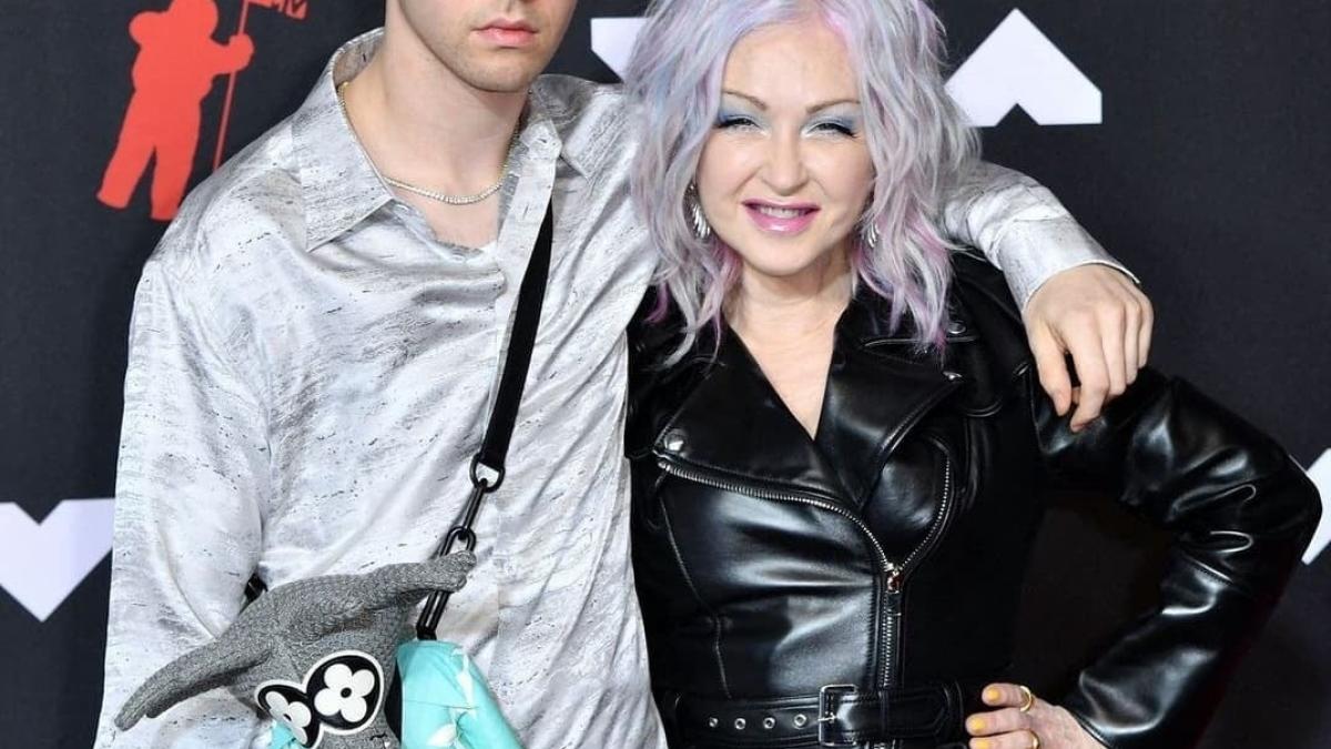 fiu_cyndi_lauper_masina_furata_gb_17507800