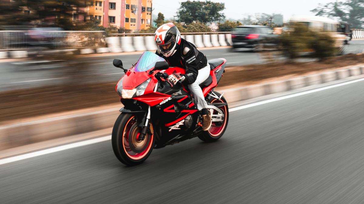 motociclist-in-trafic_07138200