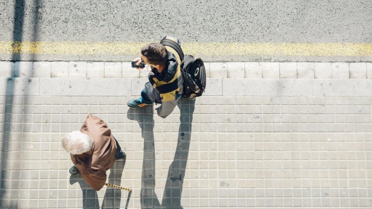 oameni_pe_strada_foto_pexels_52373600