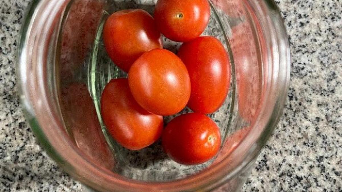 rosii-marinate-cu-miere---o-gustare-originala-de-vara--care-nu-te-va-dezamagi_99466700