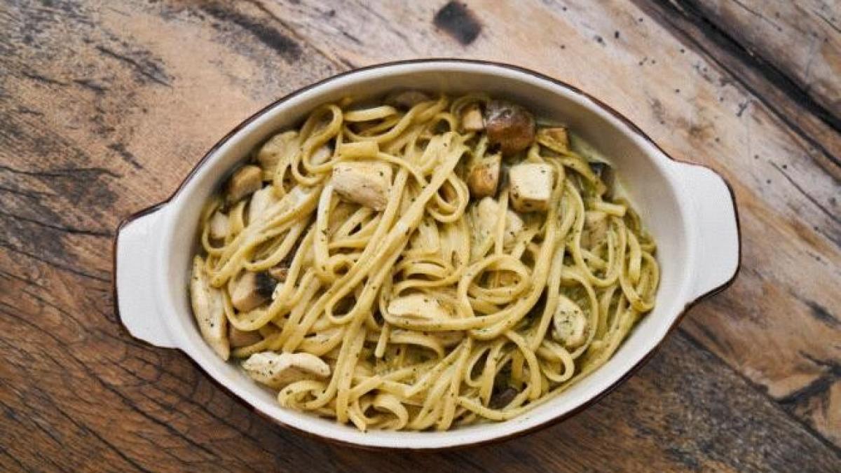 cea-mai-rapida-si-gustoasa-cina---paste-cu-carne-de-pui-si-sos-de-rosii--gata-in-15-minute_91803200