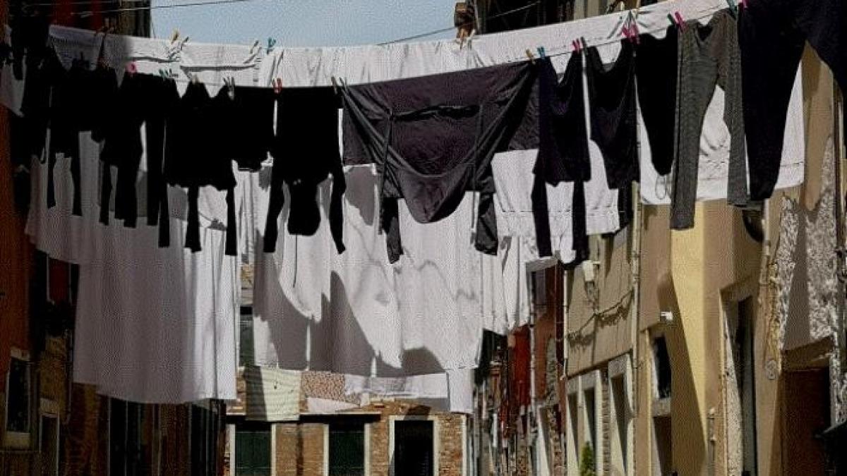 usuca-rapid-hainele-spalate-cu-aceste-metode---vei-putea-imbraca--imediat--rochia-preferata_43439800