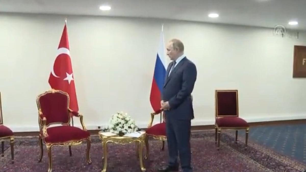 video-cu-putin-nervos-in-timp-ce-erdogan-l-a-lasat-sa-l-astepte--se-uita-descumpanit-la-scaunul-gol_38628700