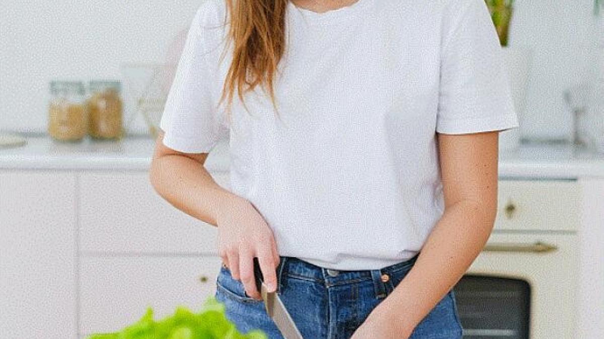 masca-cu-castraveti-si-iaurt--ideala-pentru-combaterea-punctelor-negre-de-pe-ten_26310100