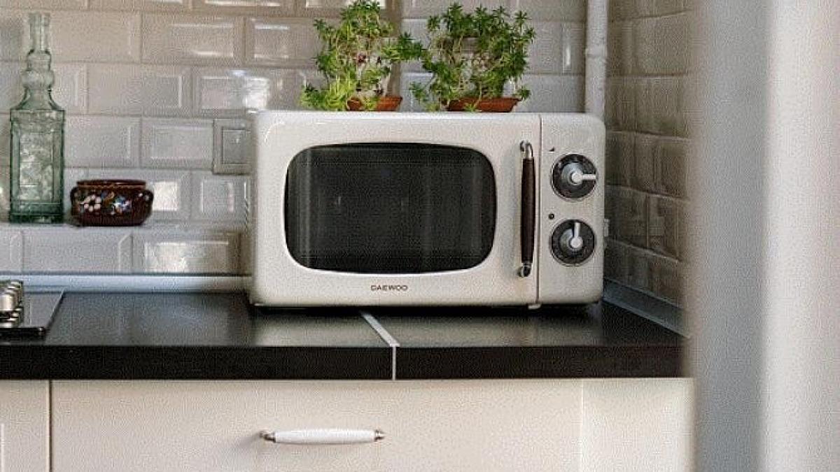 spune-adio-mirosului-urat-din-cuptorul-cu-microunde---ai-nevoie-de-cateva-minute-si-de-un-ingredient_97022700