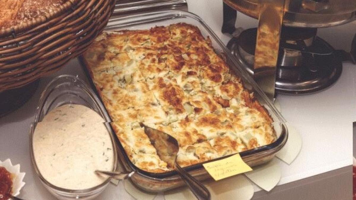 placinta--falsa--din-lipii-si-carne-tocata---un-aperitiv-delicios--care-se-termina-rapid-de-pe-masa_01316800