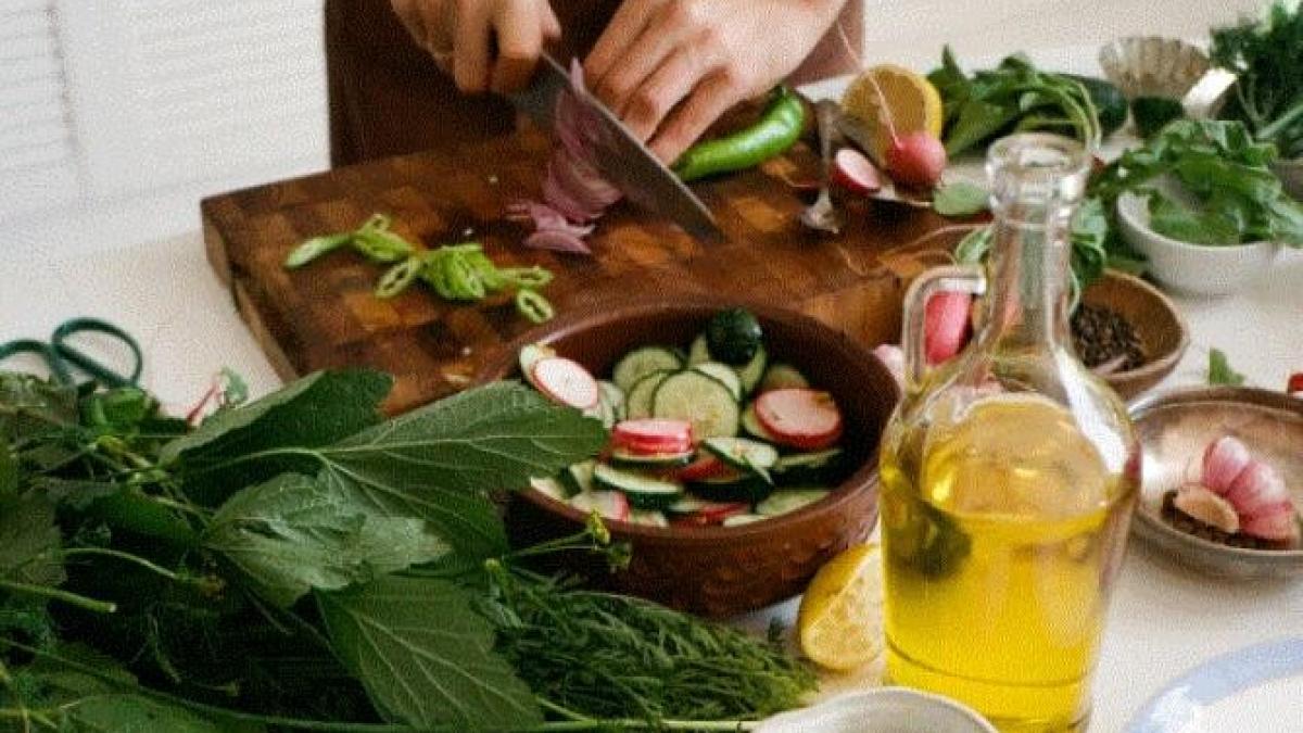 salata-neobisnuita-si-foarte-gustoasa--facuta-din-doar-trei-ingrediente_80447400