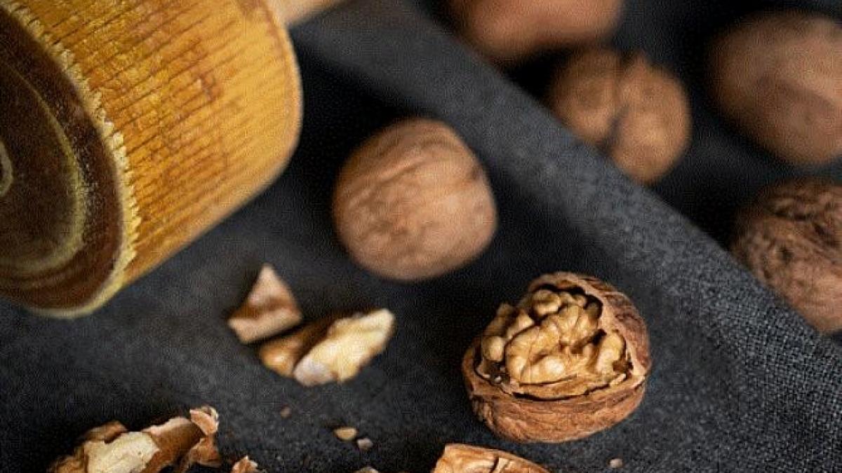 curata-rapid-nucile-de-coaja-cu-aceasta-metoda-interesanta---ai-de-facut-un-singur-lucru-pentru-a-ajunge-la-miez_80516700