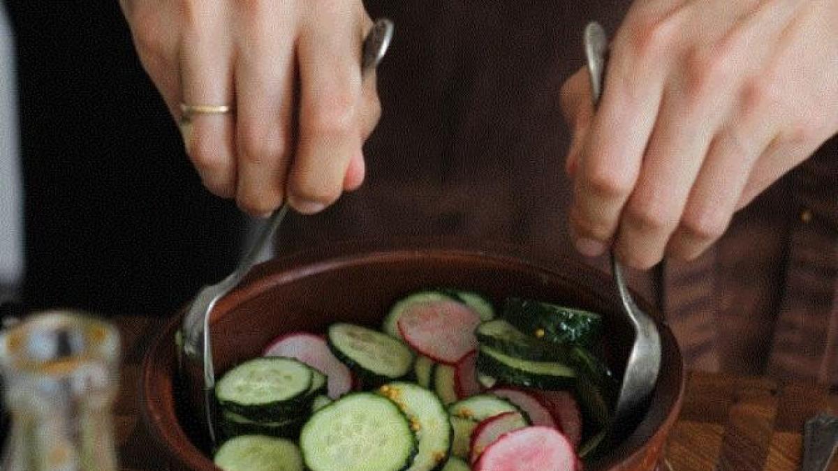 salata-de-castraveti-proaspeti-si-crocanti-pentru-iarna---se-prepara-foarte-rapid-si-este-plina-de-vitamine_38233500