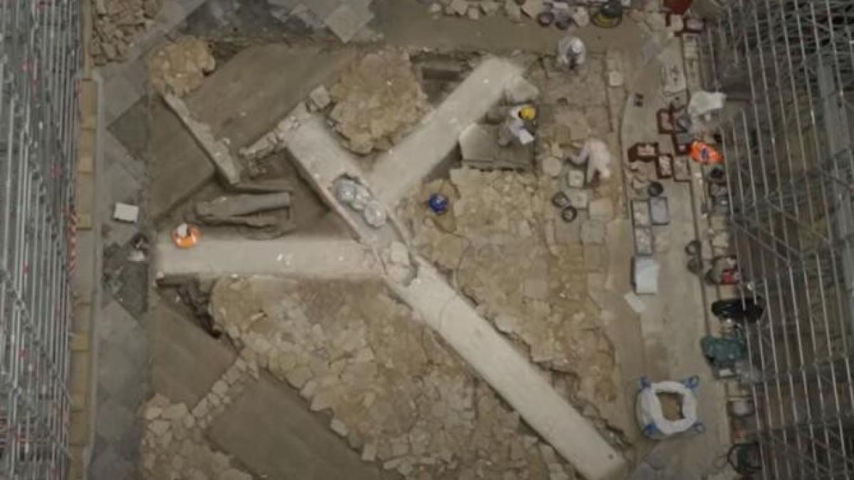 incendiul-de-la-notre-dame-a-dat-sansa-unor-morminte-si-relicve-din-secolul-13-sa-iasa-la-suprafata_49775300