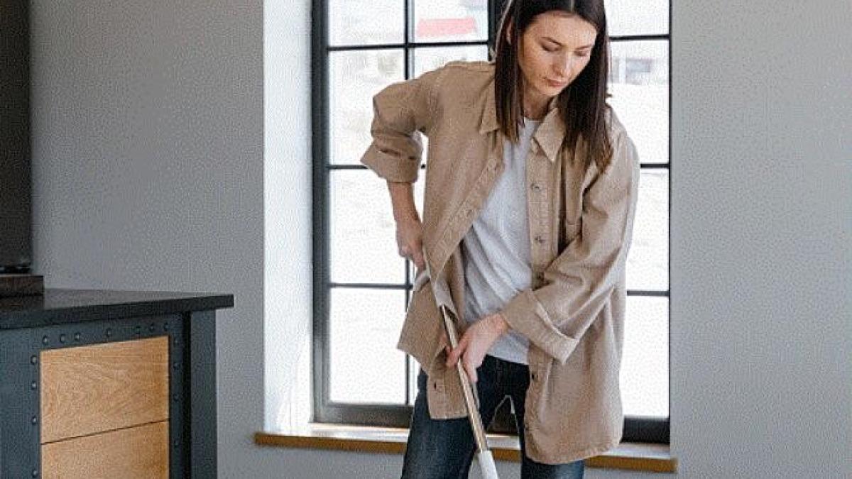 pardoseli-stralucitoare-si-fara-urme---un-detergent-natural-si-cu-zero-costuri-este-solutia-perfecta_25239400