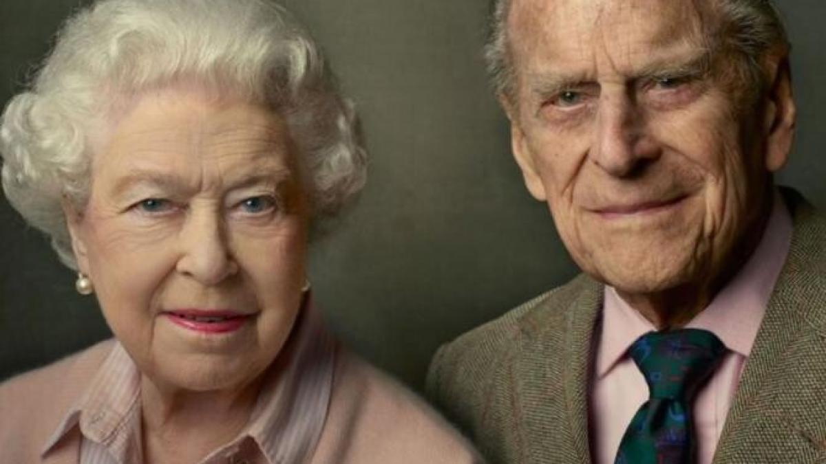 printul-philip--bijuterie-cu-mesaj-special-pentru-regina-elisabeta--doar-trei-persoane-stiu-ce-scrie-nu-renunta-la-ea-niciodata_73876800