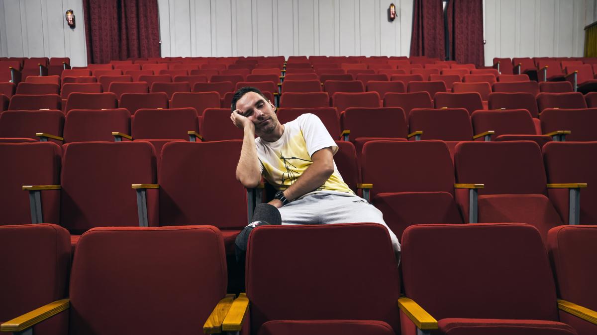 om-plictisit-in-sala-de-teatru_30624800