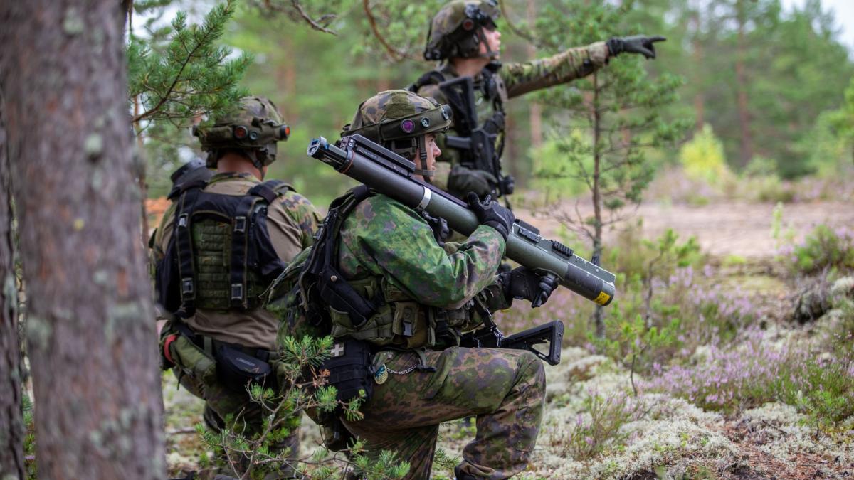 militarii-americani-si-britanici-se-antreneaza-alaturi-de-trupele-finalndeze--intr-un-exercitiu-comun_72940600