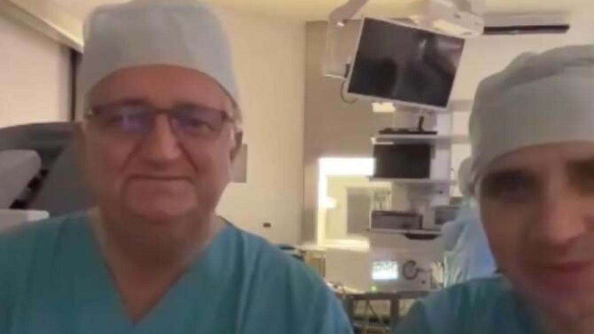 chirurgia-robotica-in-urologie--prof--ioan-coman-si-prof--nicolae-crisan--din-sala-de-operatie--la-academia-de-sanatate_63085700_27566800