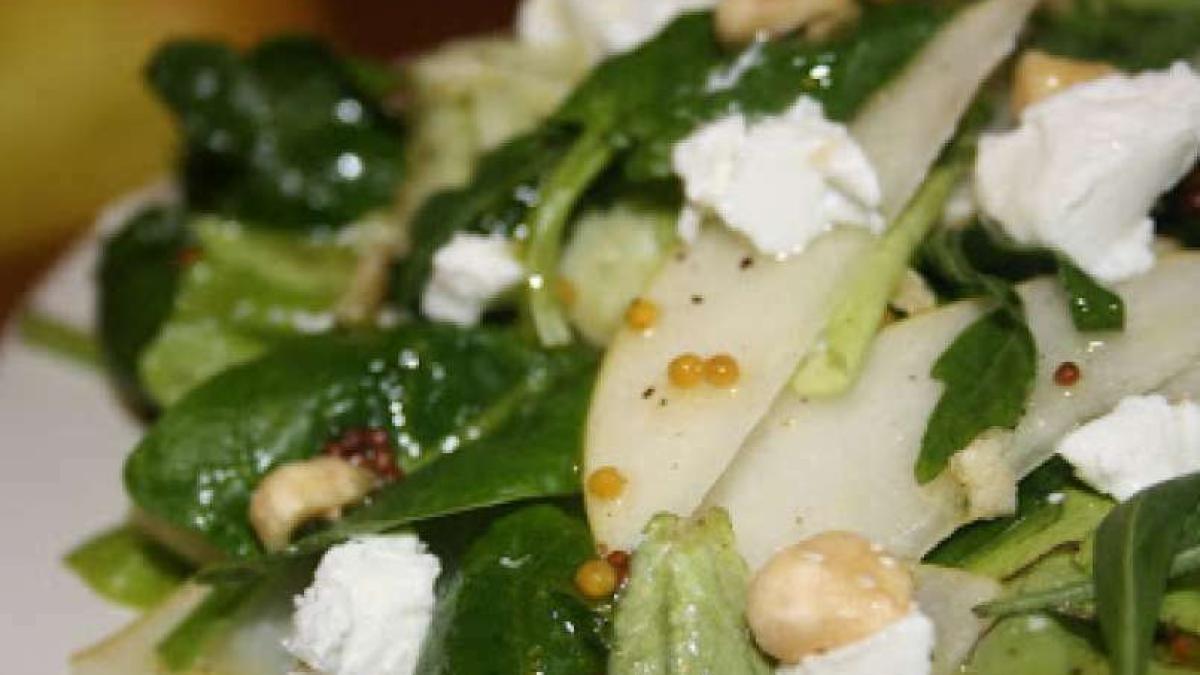 salata-cu-pere-branza-de-capra-si-alune-de-padure_90376900