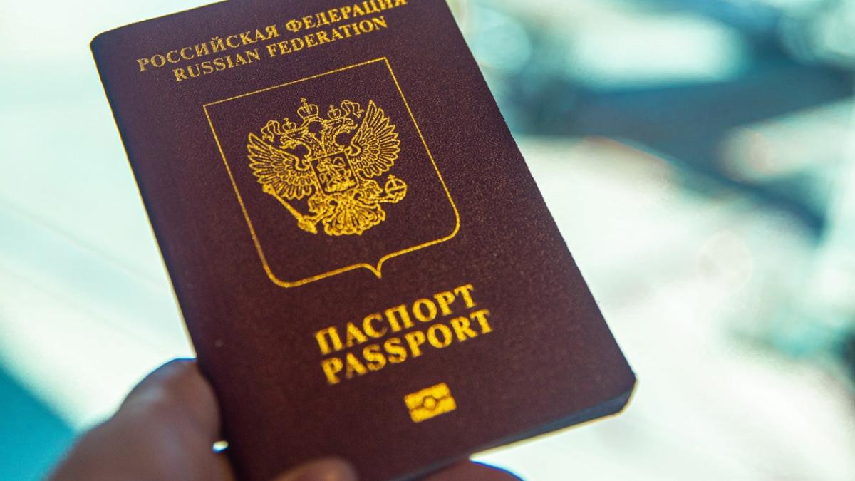 un-rus-si-a-dat-foc-la-pasaport_62238900