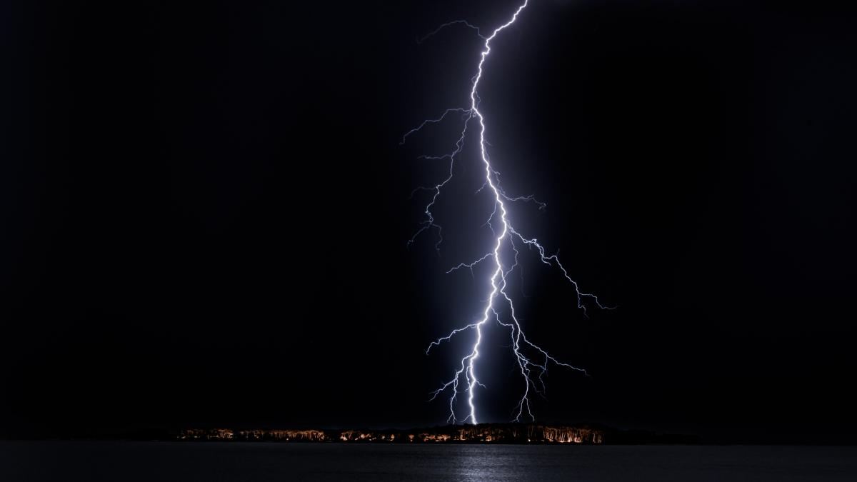 fulgerul-care-a-ucis-doua-persoane-ar-putea-avea-legatura-cu-incalzirea-globala_57343000