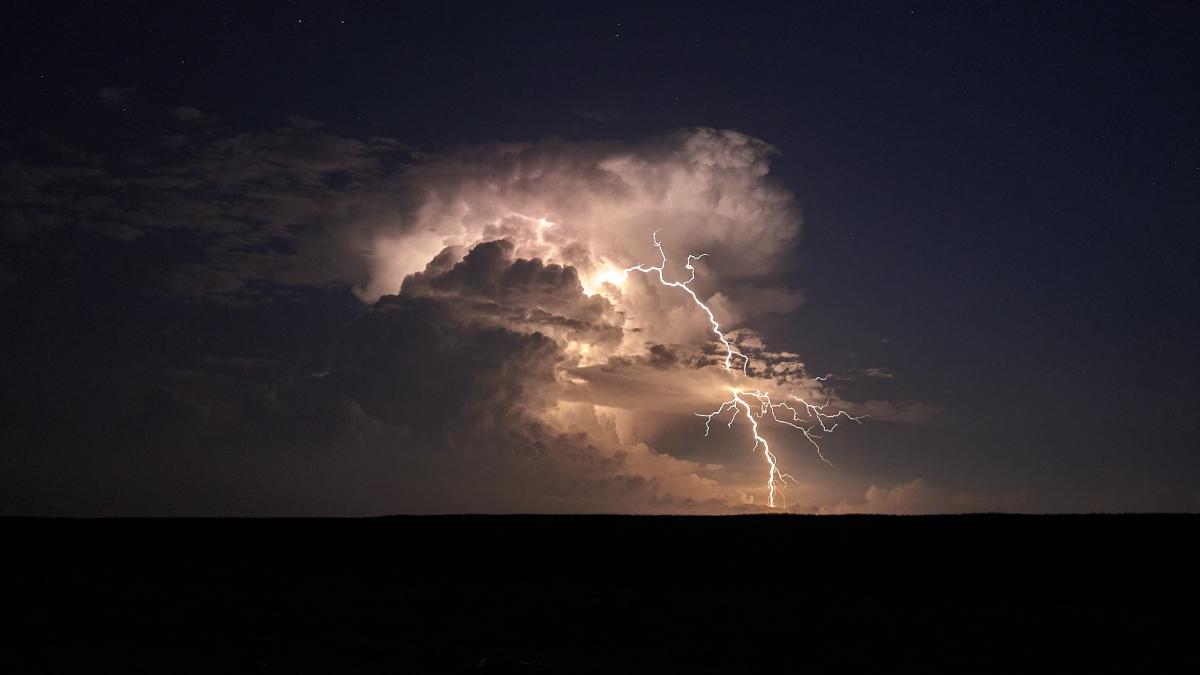 patru-persoane-au-fost-fulgerate-in-apropiere-de-casa-alba_68958900