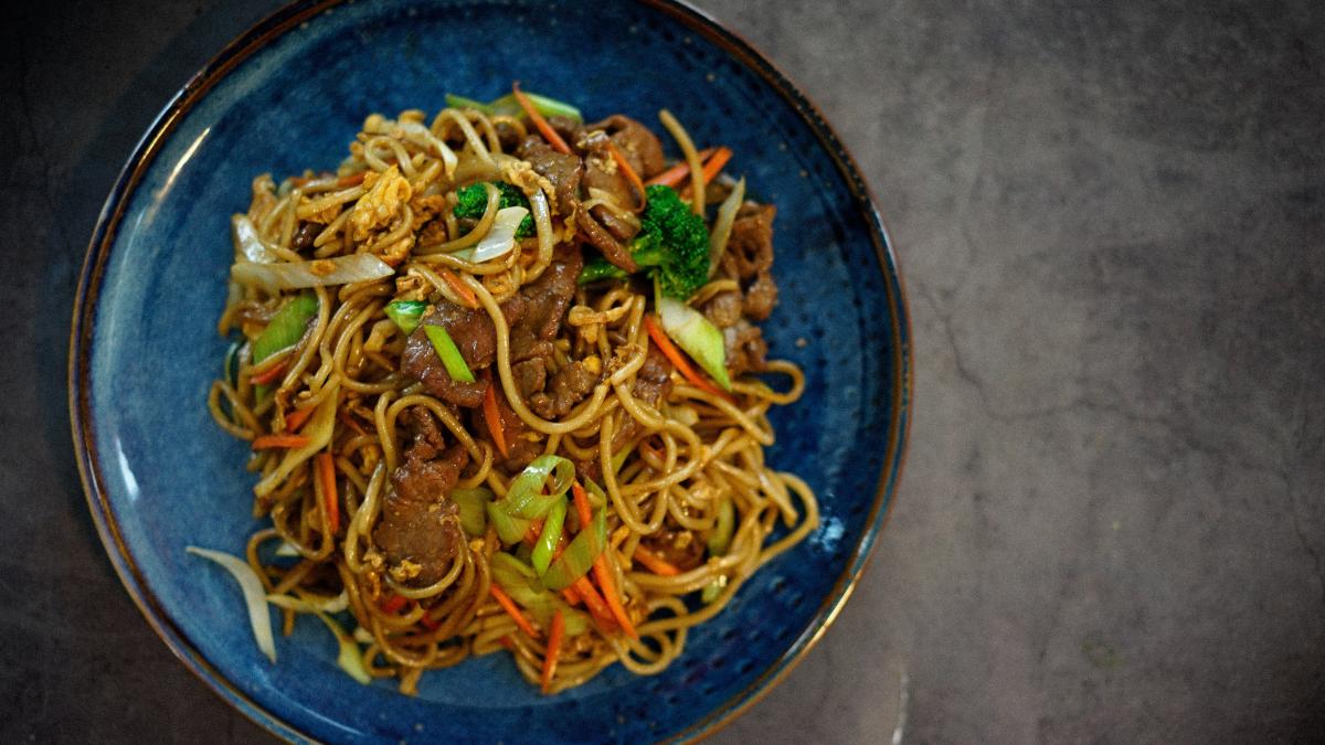 noodles-cu-pui-si-legume--reteta-plina-de-savoare--gust-senzational_22393800