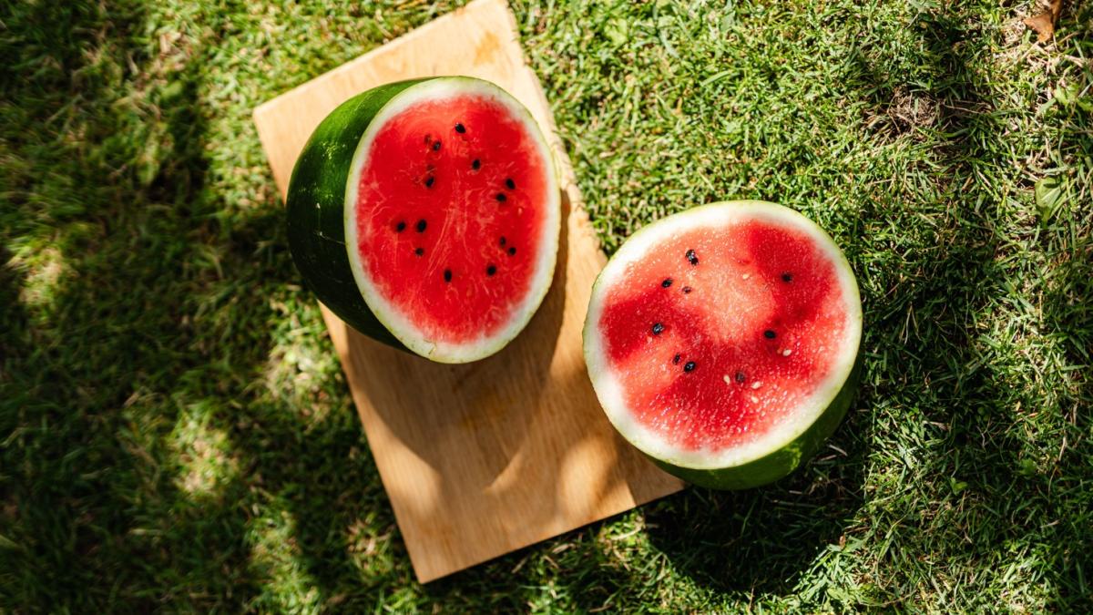 o-familie-a-taiat-pepenele-in-supermarket_68458200