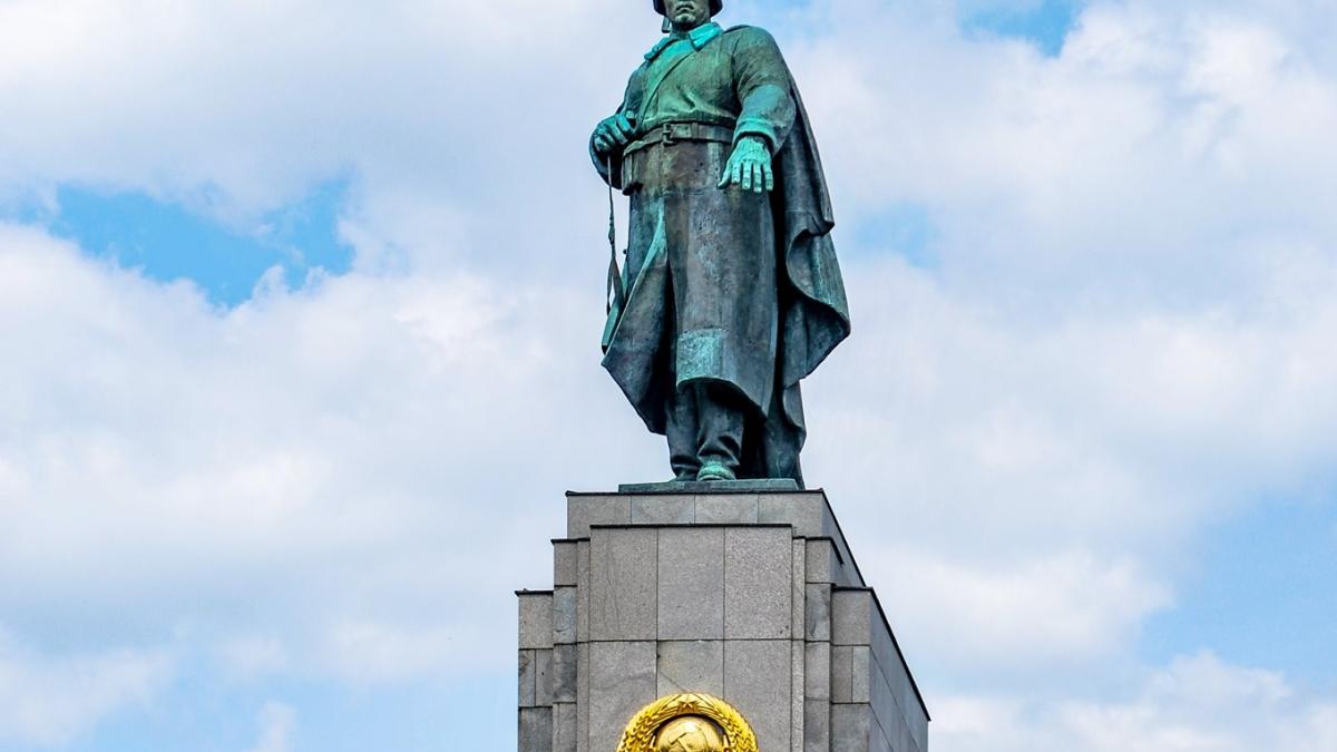 monumentul-soldatului-sovietic-demolat-din-cernauti_92562800