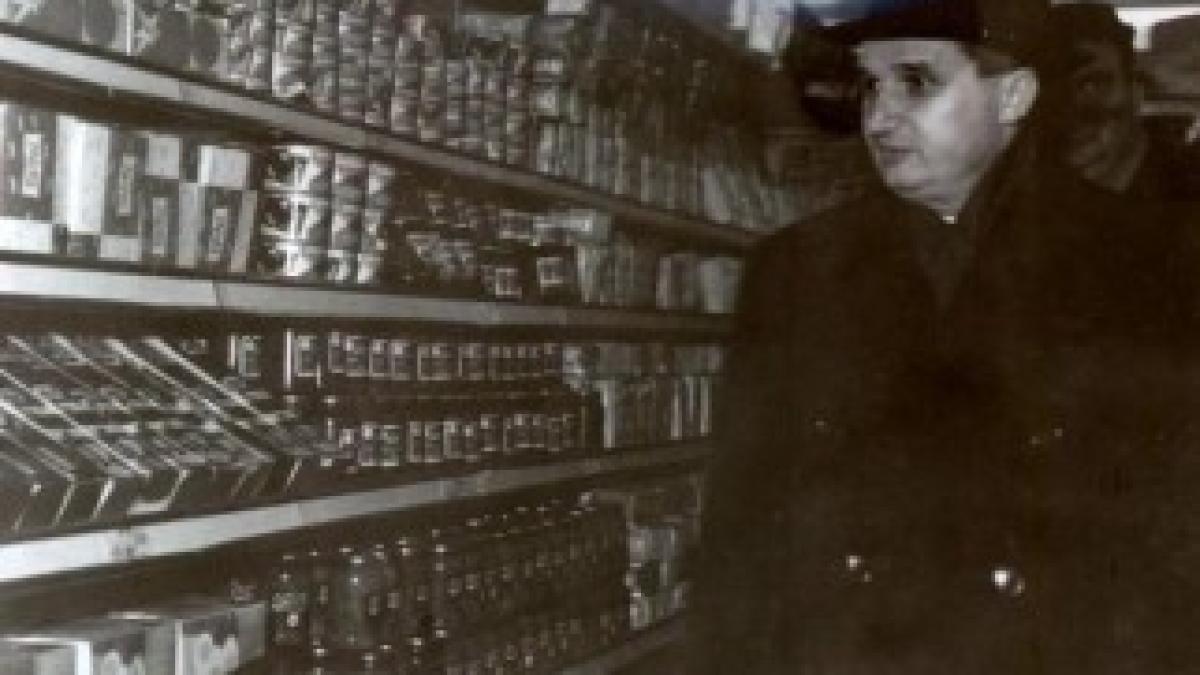 ceausescu-in-vizita-la-noul-magazin-autoservire-din-cartierul-cucureti-cota-arhivistica-49-1965-sursa-foto-fototeca-online-a-comunismului-romanesc