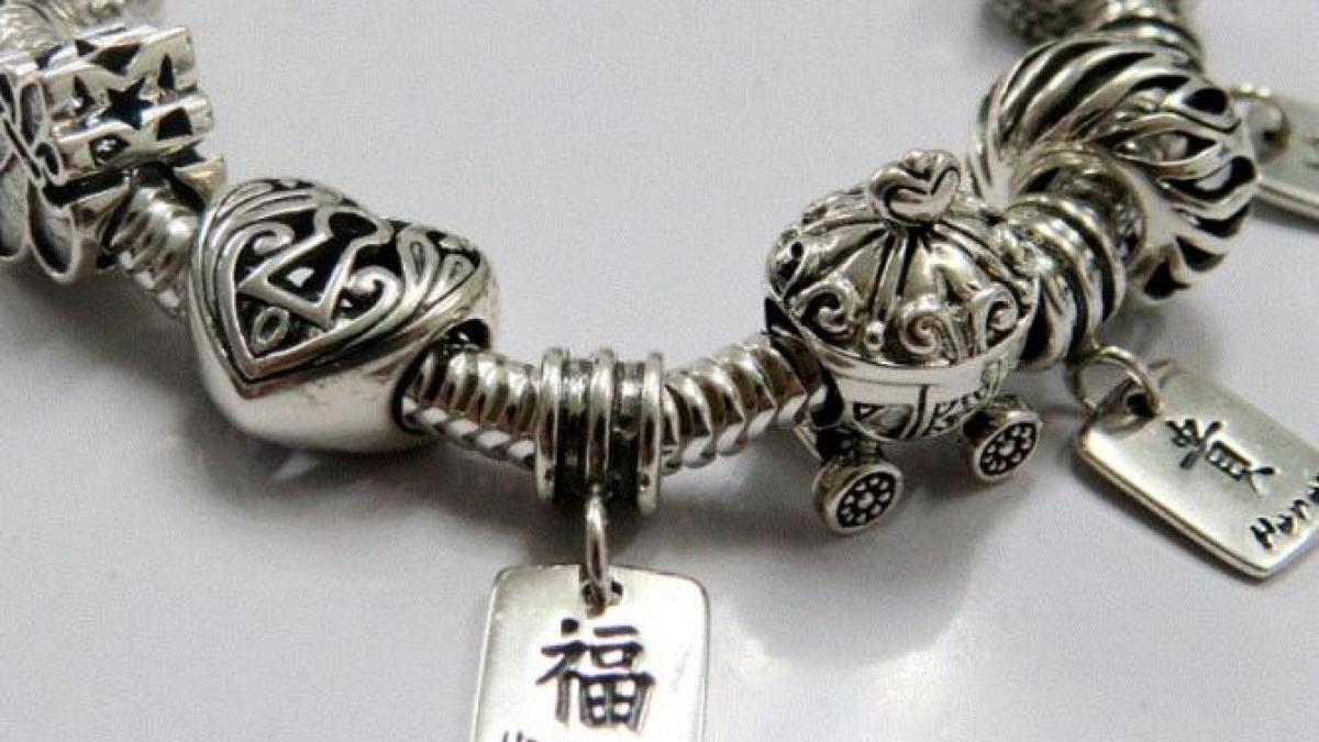 bijuteriile-s-au-innegrit-din-cauza-apei-marii--foloseste-aceste-ingrediente-si-inelele-vor-straluci-din-nou_22797400