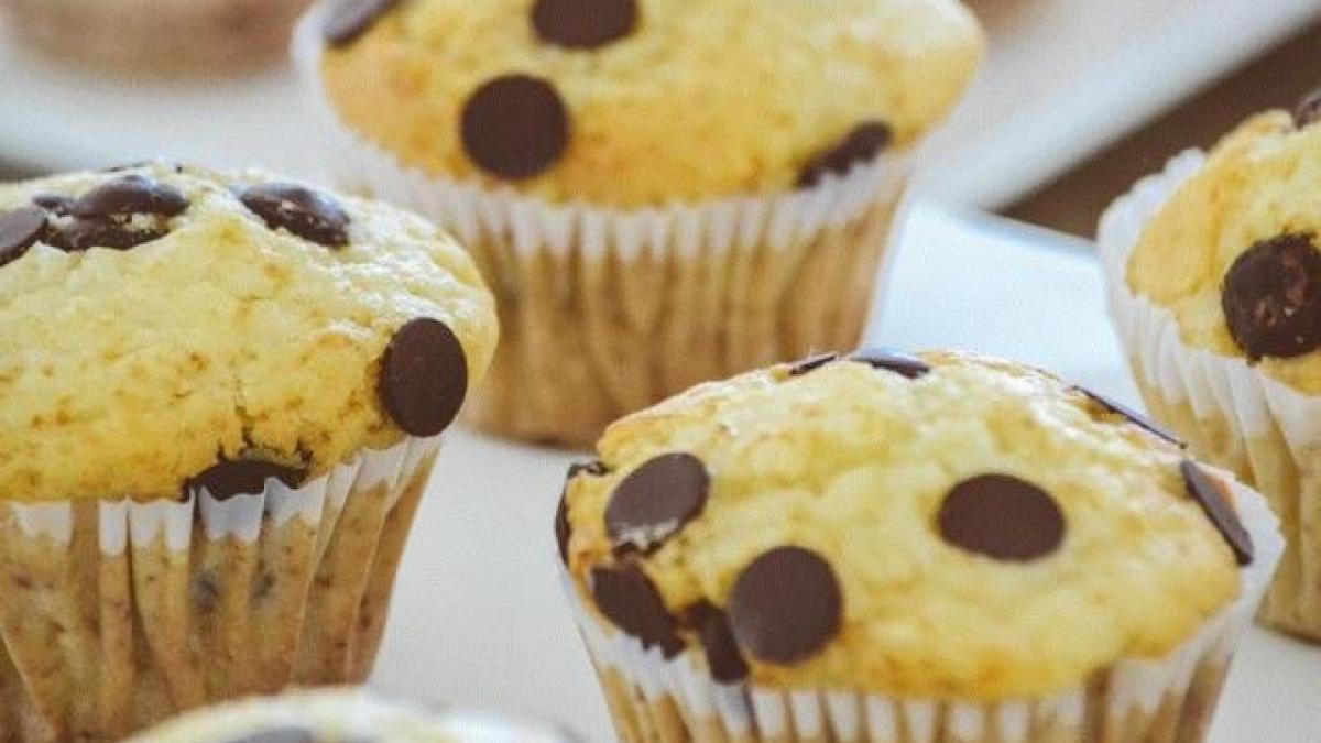 briose--preparate-intr-o-oala-cu-apa---un-desert-delicios--cu-nimic-mai-rau-decat-cel-copt-in-cuptor_33717900