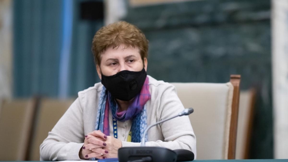 adriana_pistol_66592400